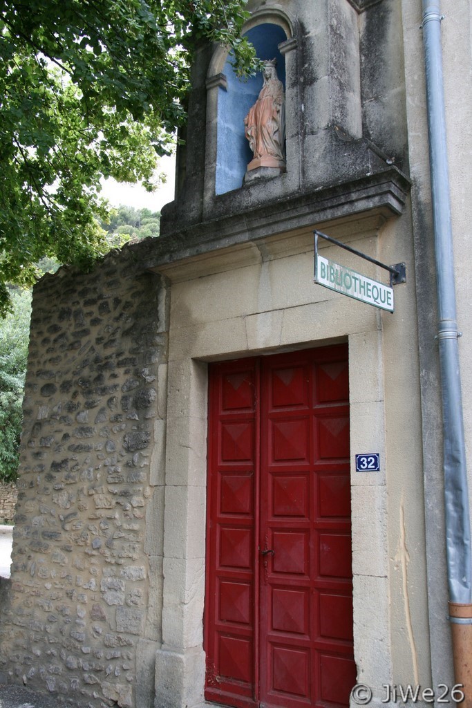Bibliothèque d'Entrechaux qui se trouve place de l'Église, dans l'ancien presbytère. À remarquer la statue de la vierge au dessus de la porte