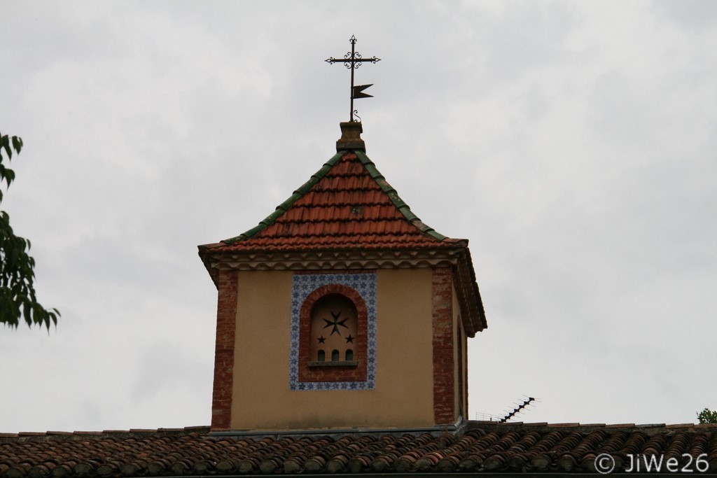 Magnifique clocher à côté de l'église