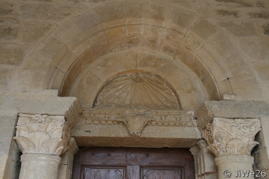 Fronton de la chapelle ND de Nazareth dédiée à St-Marc l'Evangéliste - ​Le tympan rayonnant et le linteau orné d'une tête de bovidé