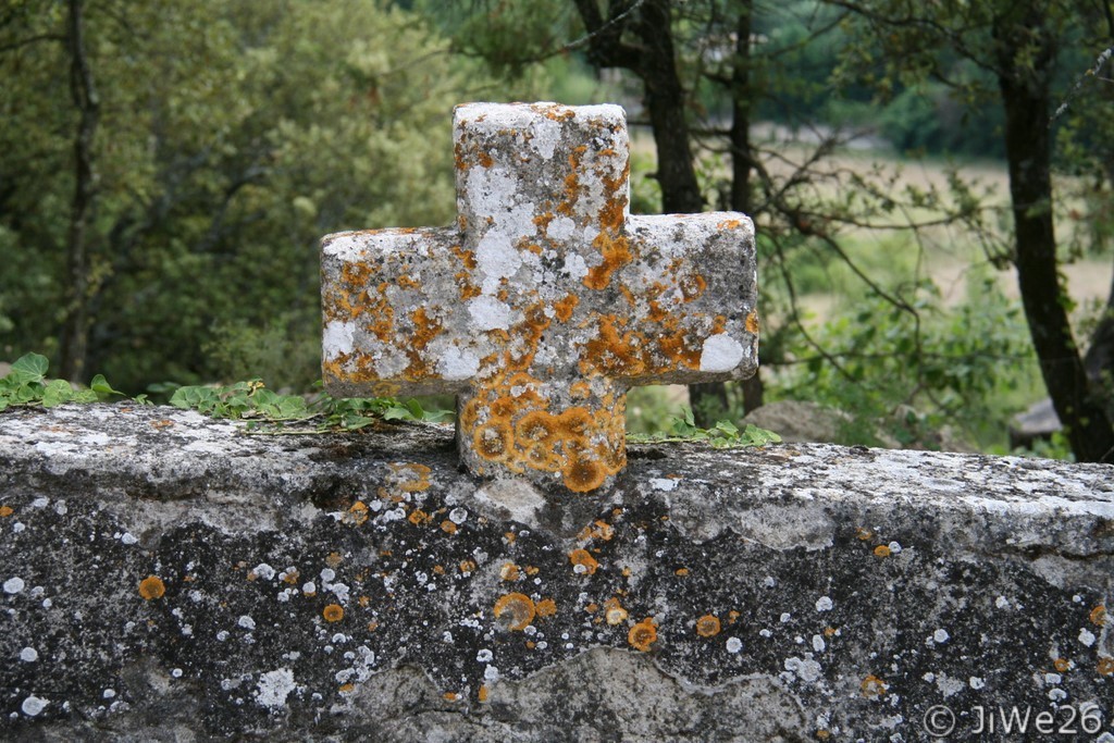 Très vieille croix sur un mur à côté de la chapelle