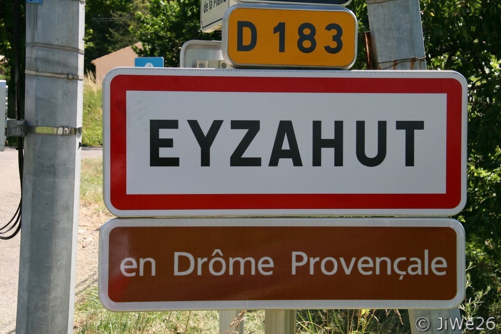 Bienvenue à Eyzahut, petit village de Drôme niché dans les forêts et protégé par ses falaises calcaires
