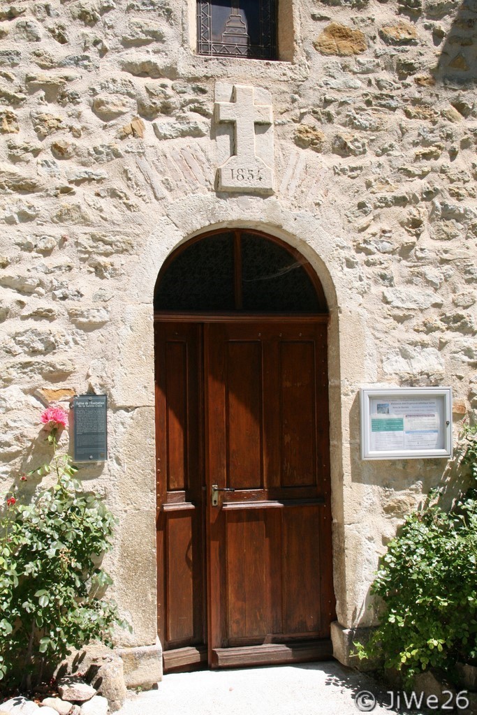 Porte d'entrée de l'église en grande partie restaurée en 1854