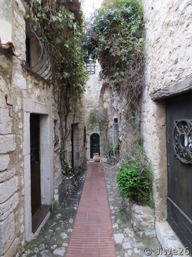 Petite ruelle de pierres bordée de maisons bien restaurées