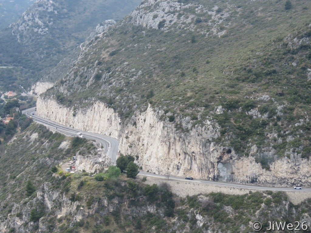 Vue sur la route creusée dans la falaise