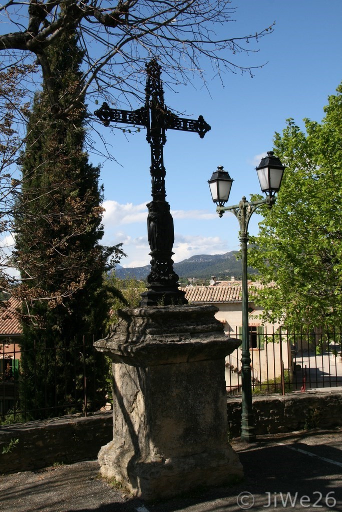 Belle croix devant l'église
