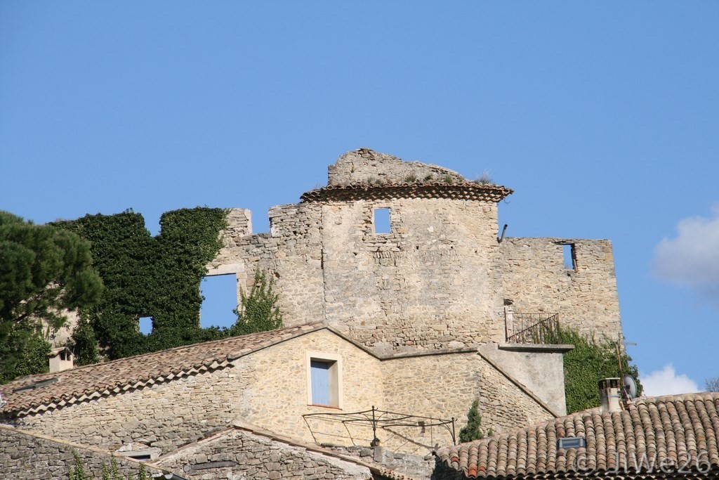 Les vestiges du chateau féodal depuis la Route de Mollans