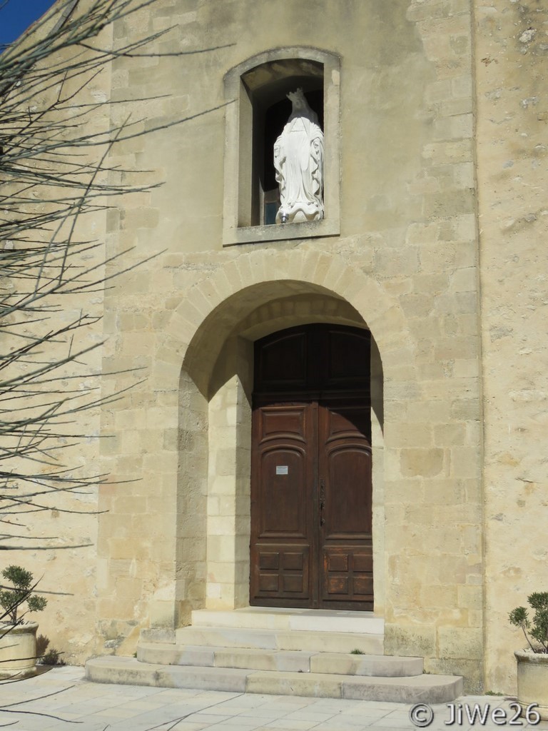 Porche surmonté d'une niche du XIXème siècle avec une statue de la Vierge
