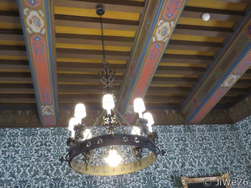Le plafond est orné de l'emblème et du chiffre du monarque (salamandre et "F" couronné). Le lustre néo-renaissance en fer forgé est de Luciano Zalaffi 