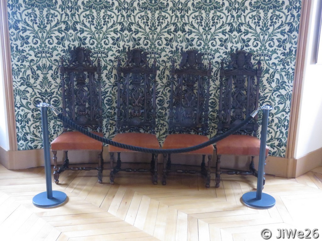 Chaises néo-Renaissance 19e s. en noyer sculpté, garniture en cuir