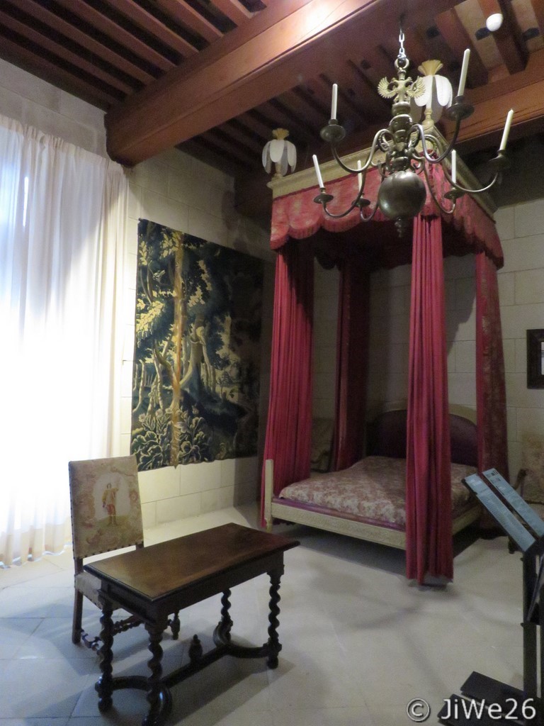 Le lit "à la duchesse", bâti en noyer sculpté et peint. À gauche, lampas broché, taffetas et bourrette de soie