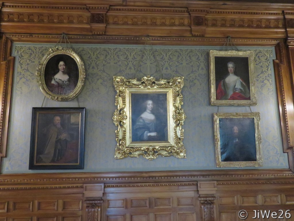 En bas à gauche, portrait de Gaucher Adhémar, au-dessus portrait de Thérèse de Grignan, Anne-Marie-Louise d'Orléans, Louis XIV, et une princesse