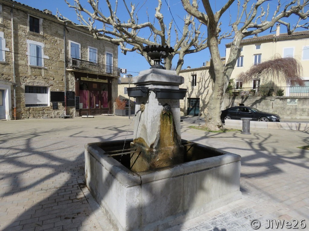 .Fontaine située Place de la Bourgade