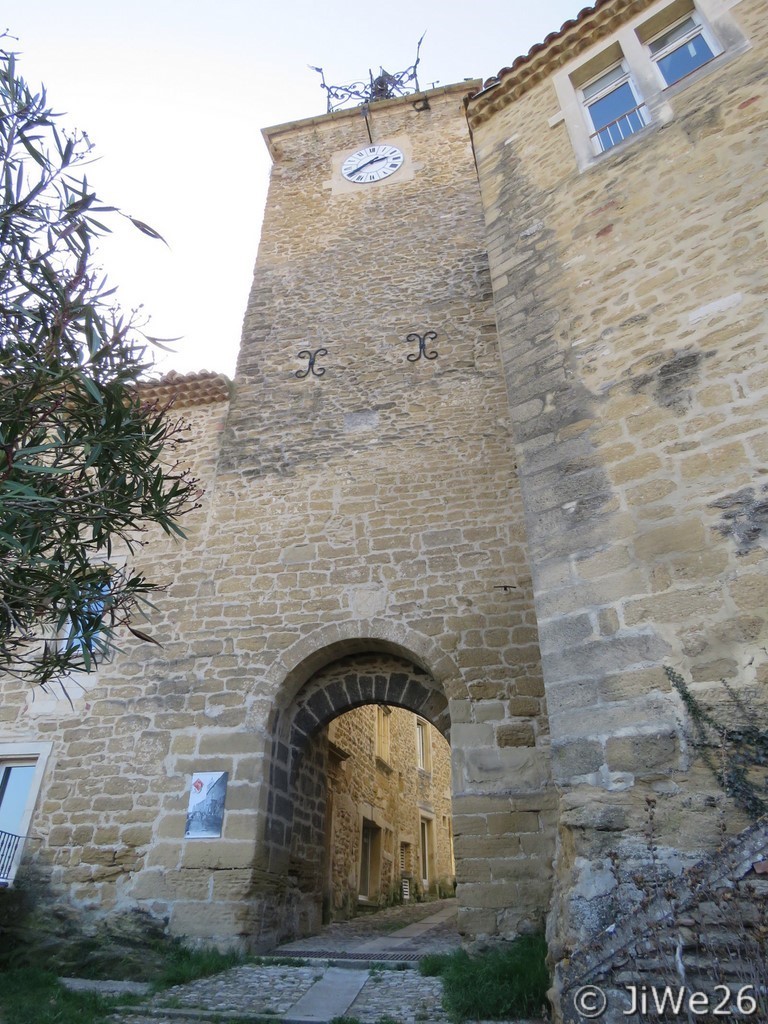 Ancienne tour de guet avec horloge datant du XVIème siècle, transformation du beffroi achevée en 1778