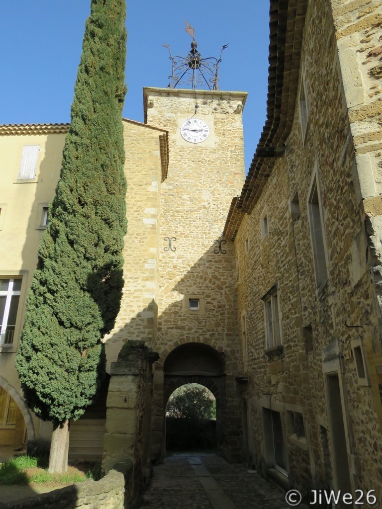 Le beffroi est coiffé d'un campanile en fer forgé destiné à recevoir la cloche de Saint-André