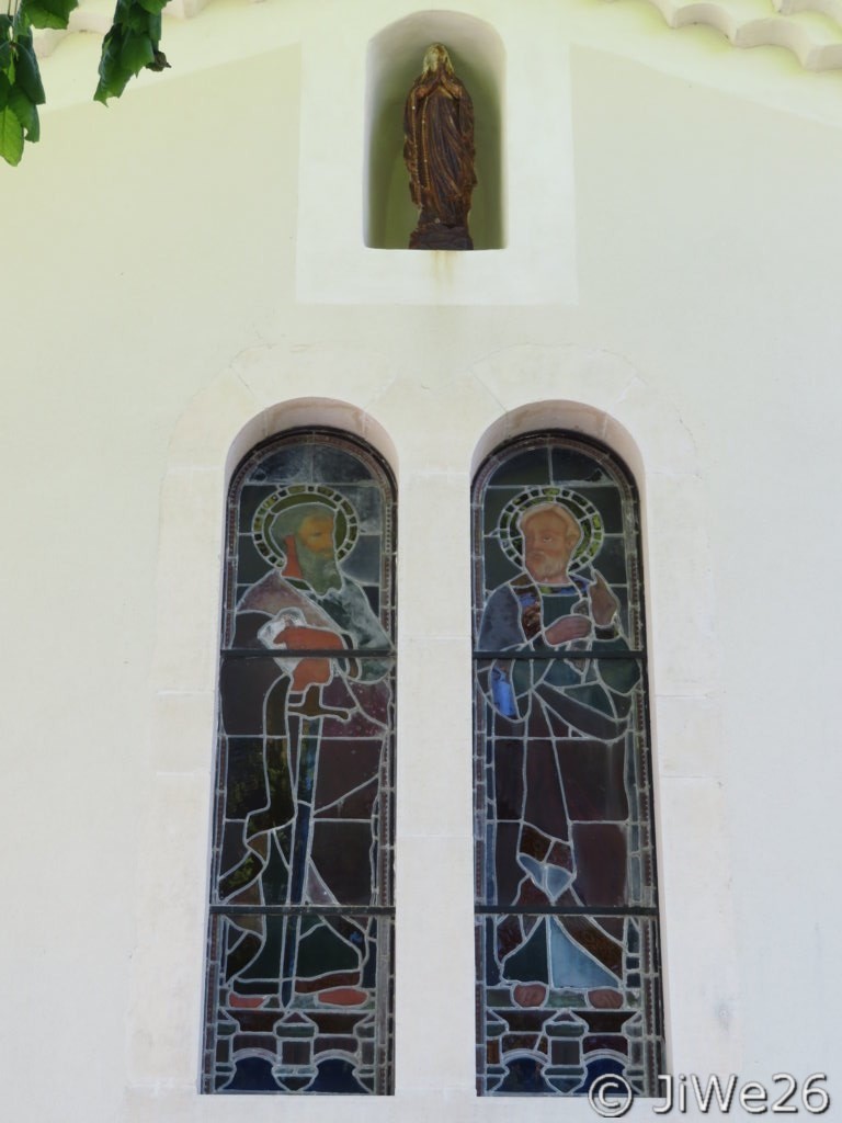 Détail des vitraux de la façade de l'église