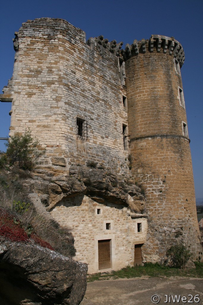 Le château avec la tour de molasse rajoutée au XVème siècle