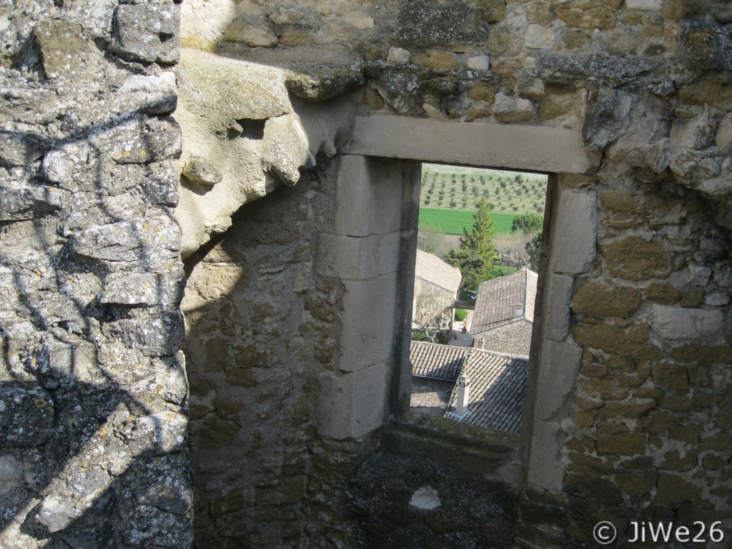 Point de vue à travers une ancienne fenêtre à l'intérieur du château