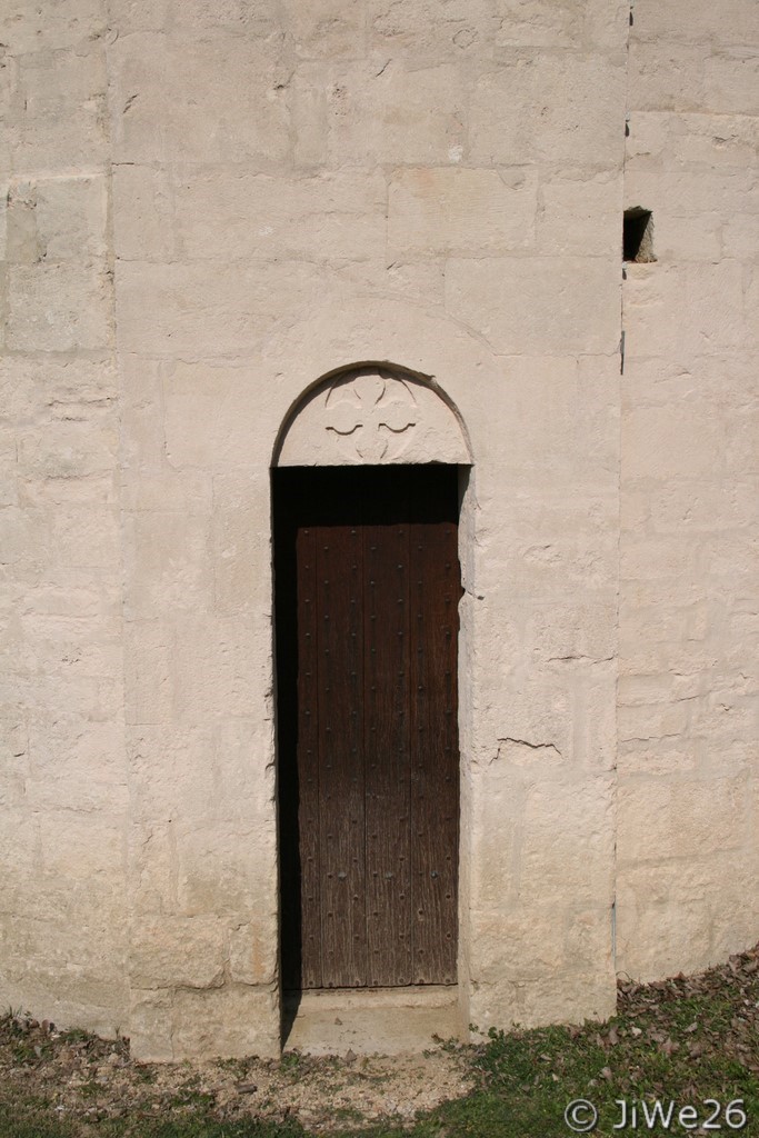 Porte percée dans l'abside axiale à l'arrière de l'église
