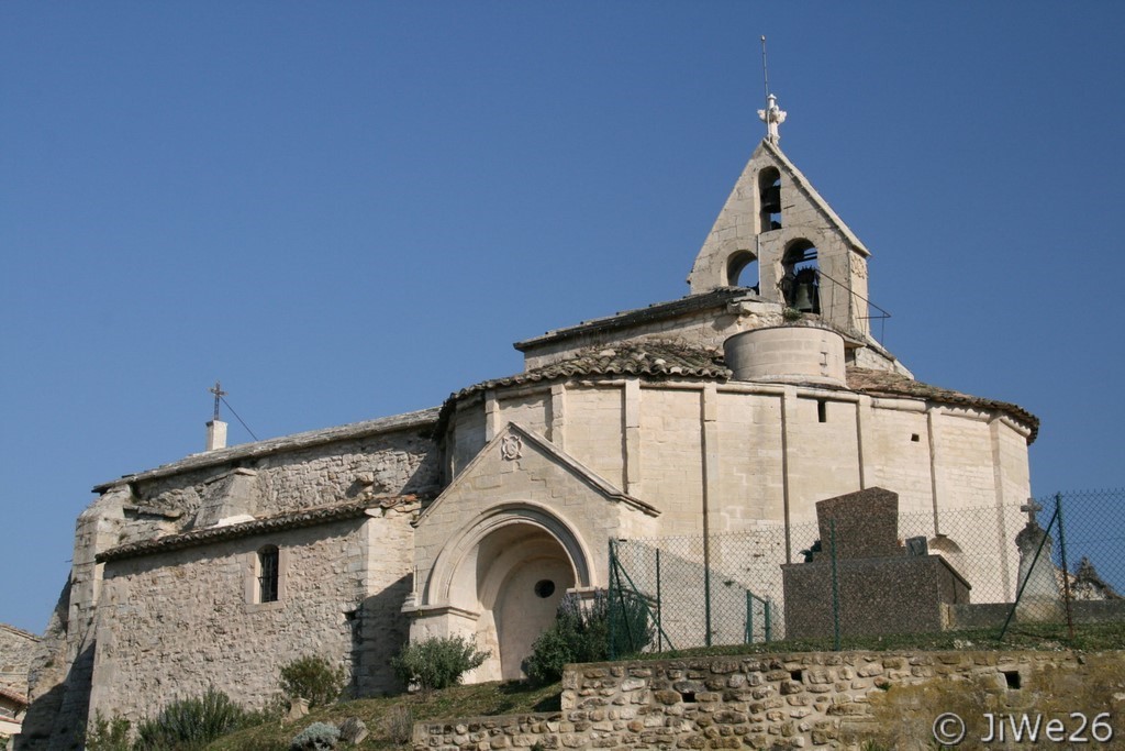 L'église depuis la sortie du village