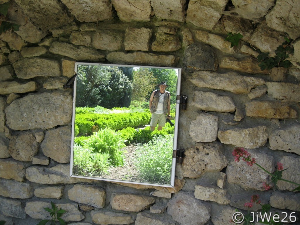 Un miroir placé dans le jardin a permis de photographier le photographe !!