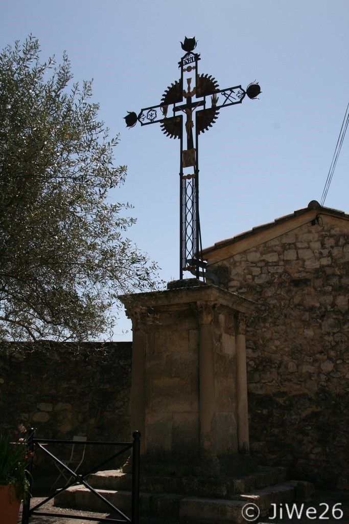 La Grande Croix, érigée en 1780, marque l'entrée sud dans le village