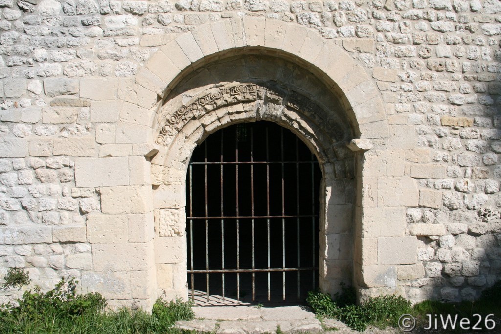 Une grille protège l'accès à l'intérieur de la chapelle, autrefois église Notre-Dame
