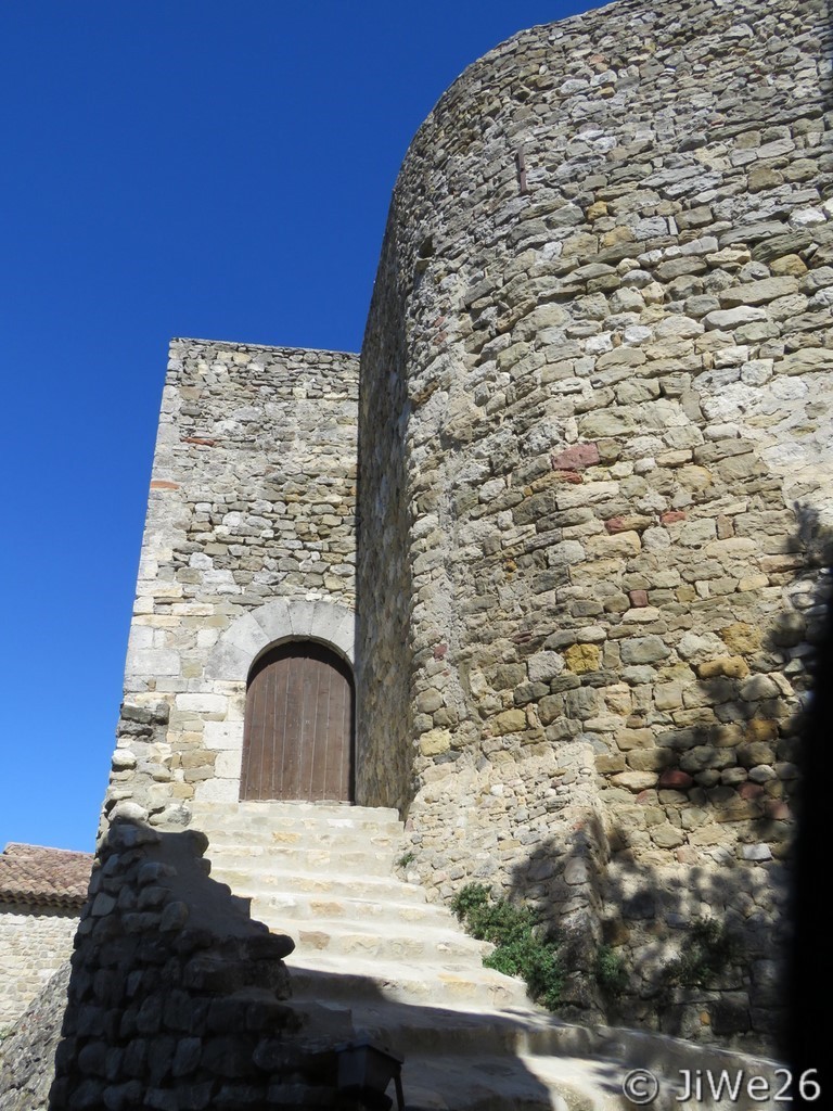 L'entrée du château aux remparts
