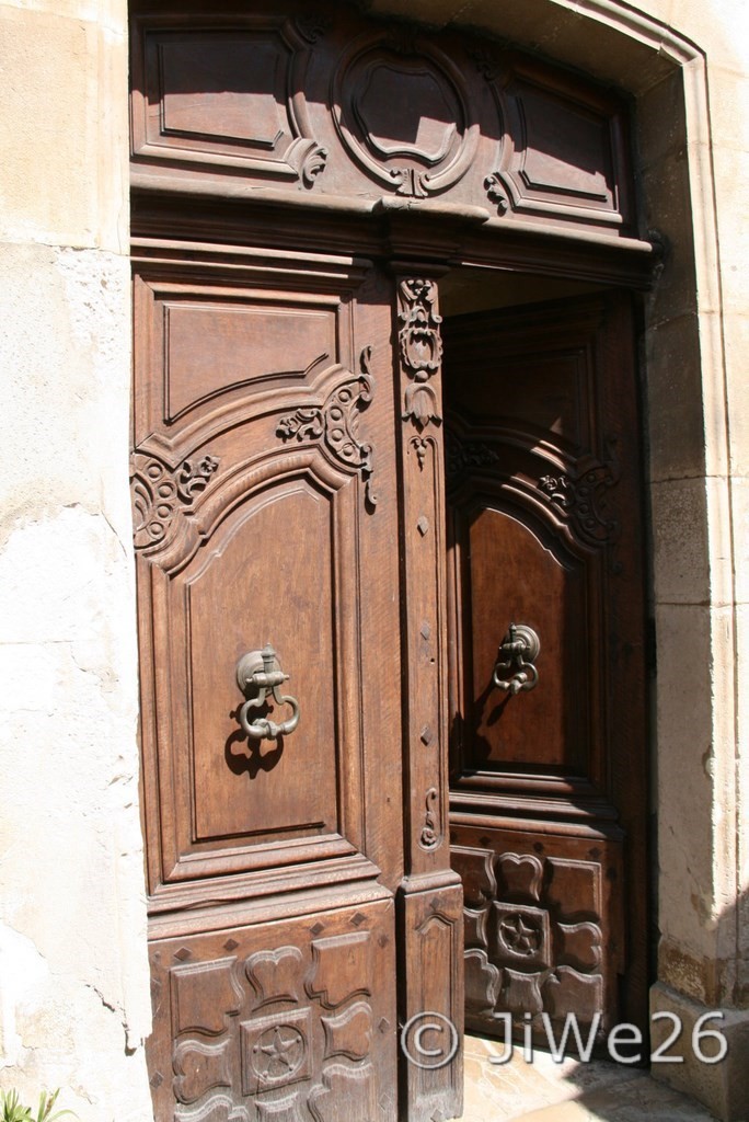 La-Motte-Chalancon_Cette superbe porte, donne accès