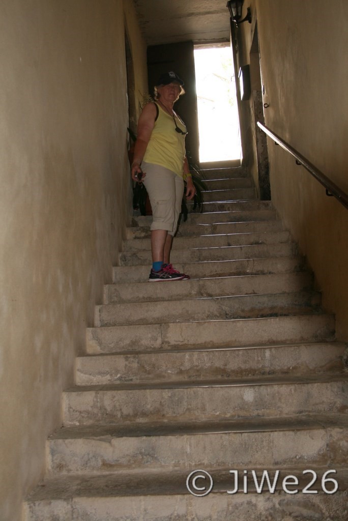 à un grand escalier en pierre qui traverse la maison, ...