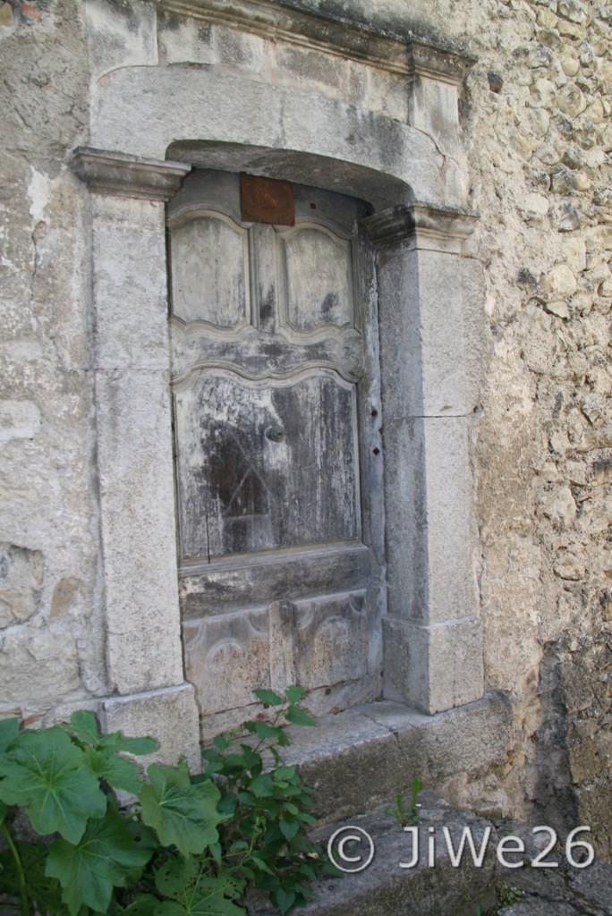 La-Motte-Chalancon_Très ancien portail 