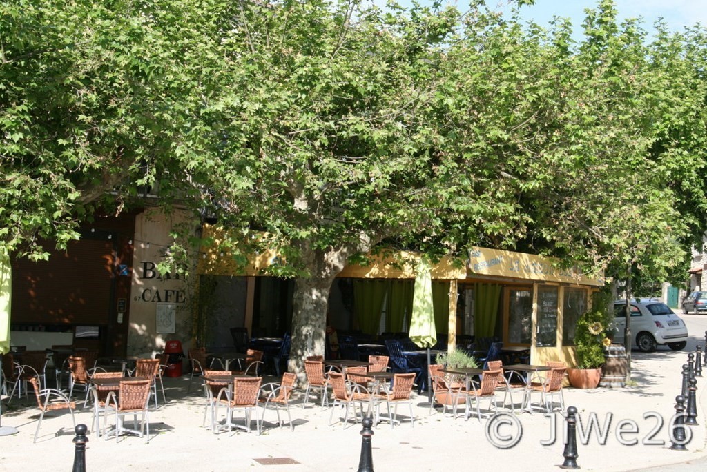 La-Motte-Chalancon_Le bar-café-restaurant sur la Place du Pont