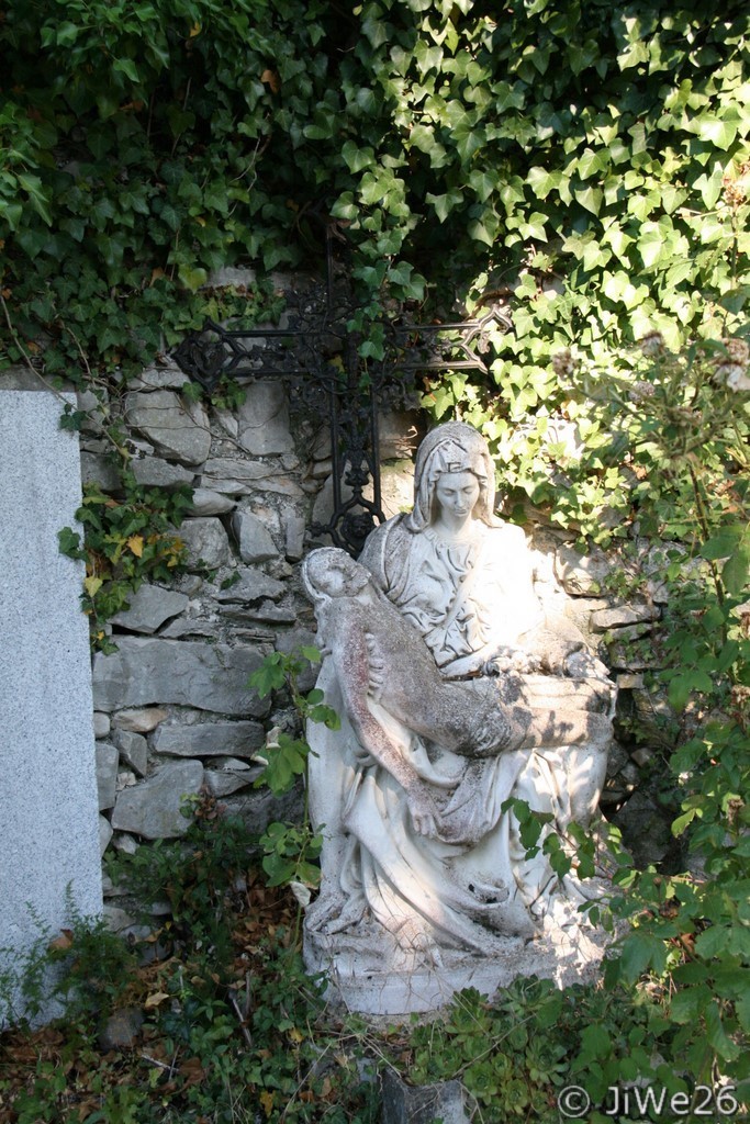 Belle statue à côté de l'église Saint-Secret de la Roche-St-Secret