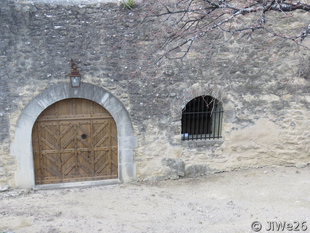 Jolie porte de l'entrée du château fort