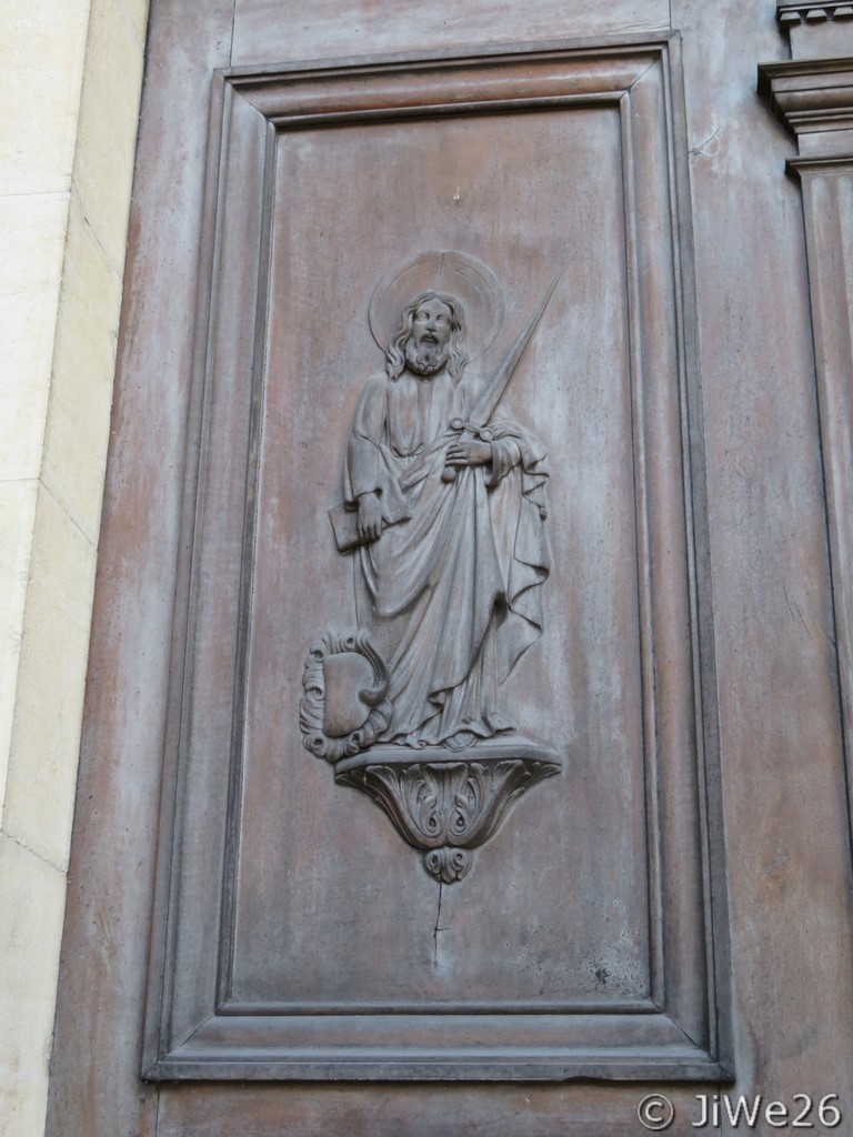 Saint Paul décore la partie droite de la porte d'entrée 