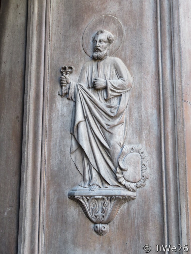 Sur la partie droite, Saint-Pierre apôtre tient deux clés dans la main droite