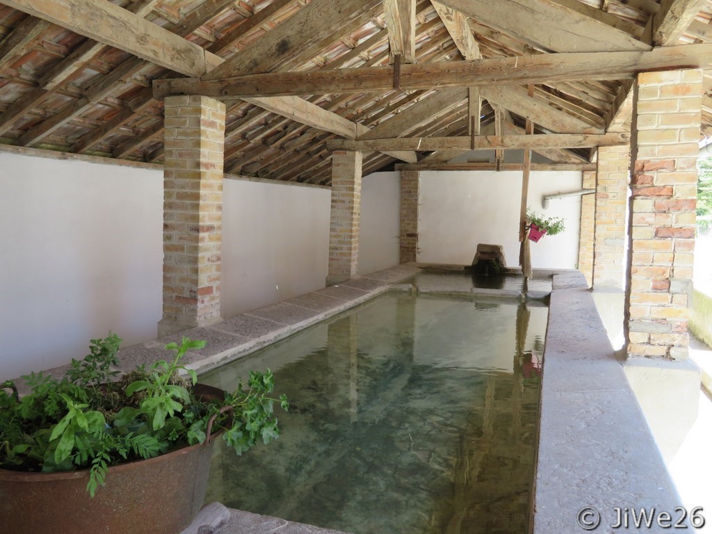 Intérieur du lavoir, captage d'eau de source