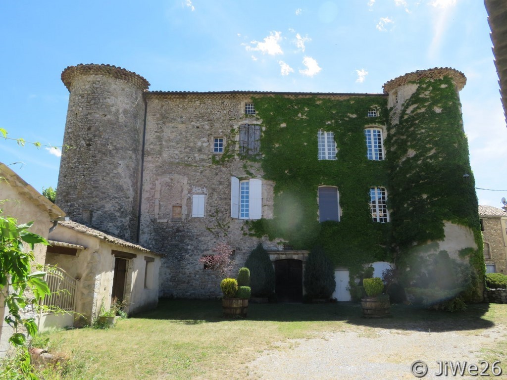 Arrière du château avec une magnifique cour garnie