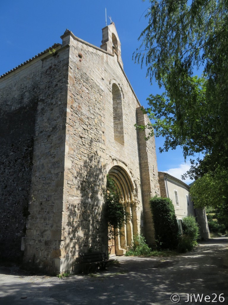 Eglise ND de Calma du XIIème siècle, de style roman située hors du village, monument historique en 1875