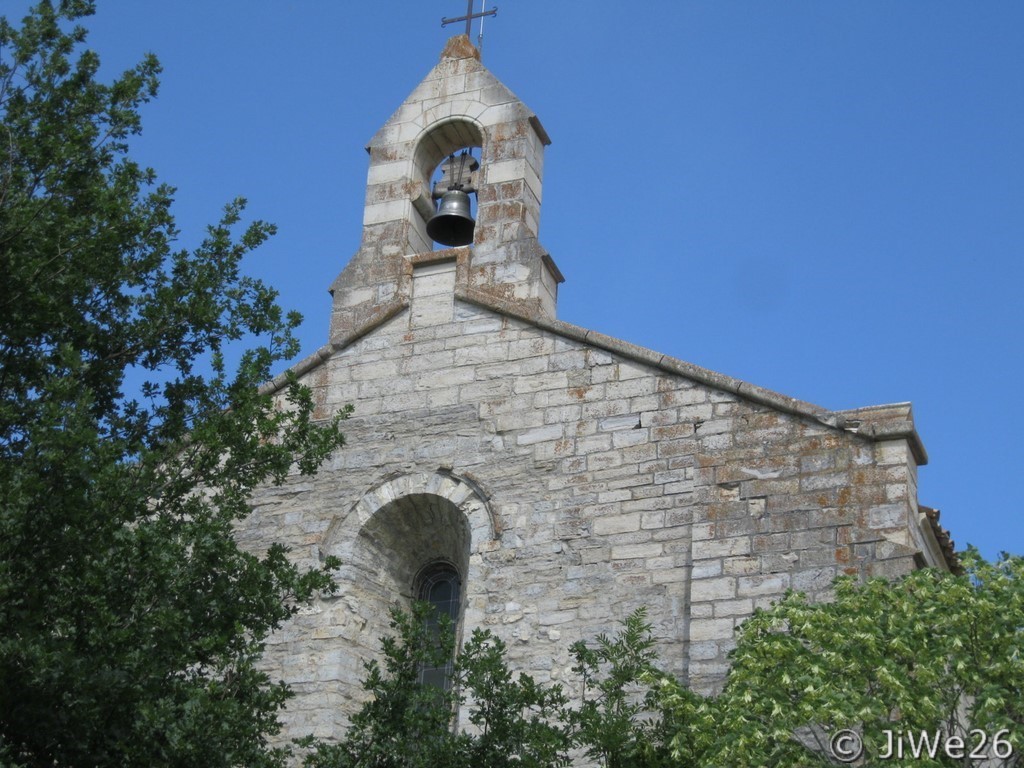 L'église vue du cimetière, elle est maintenant utilisée uniquement pour les manifestations culturelles