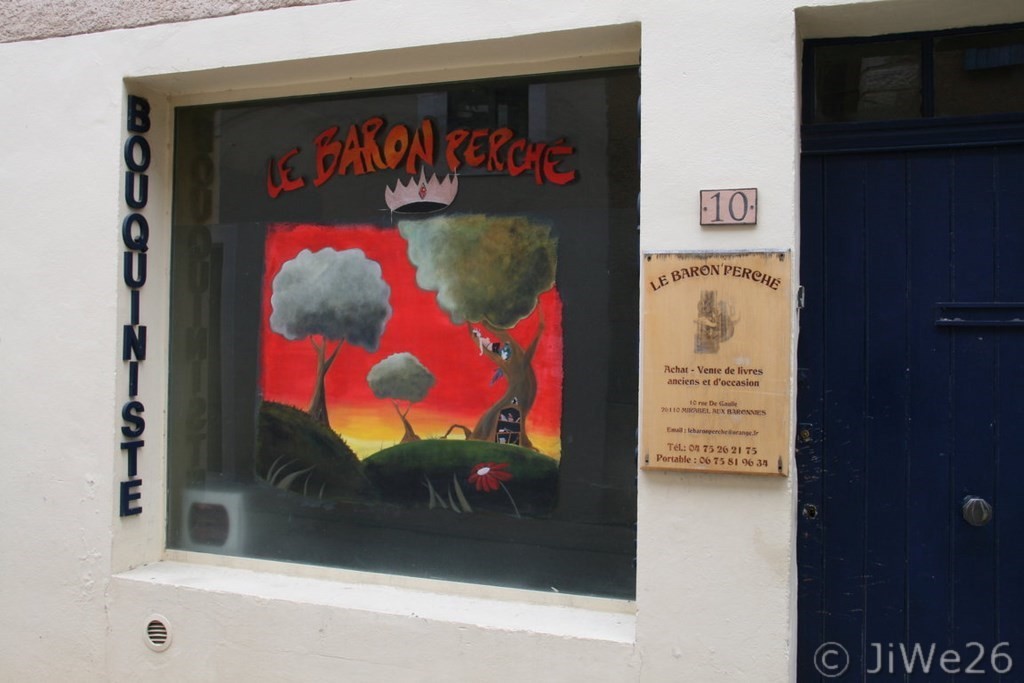 Le Baron Perché, bouquiniste rue De Gaule à Mirabel-aux-Baronnies