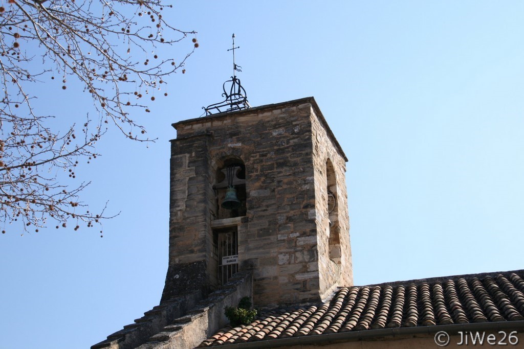 Clocher de l'église de base carrée sur lequel est adossé un escalier d'accès au campanile