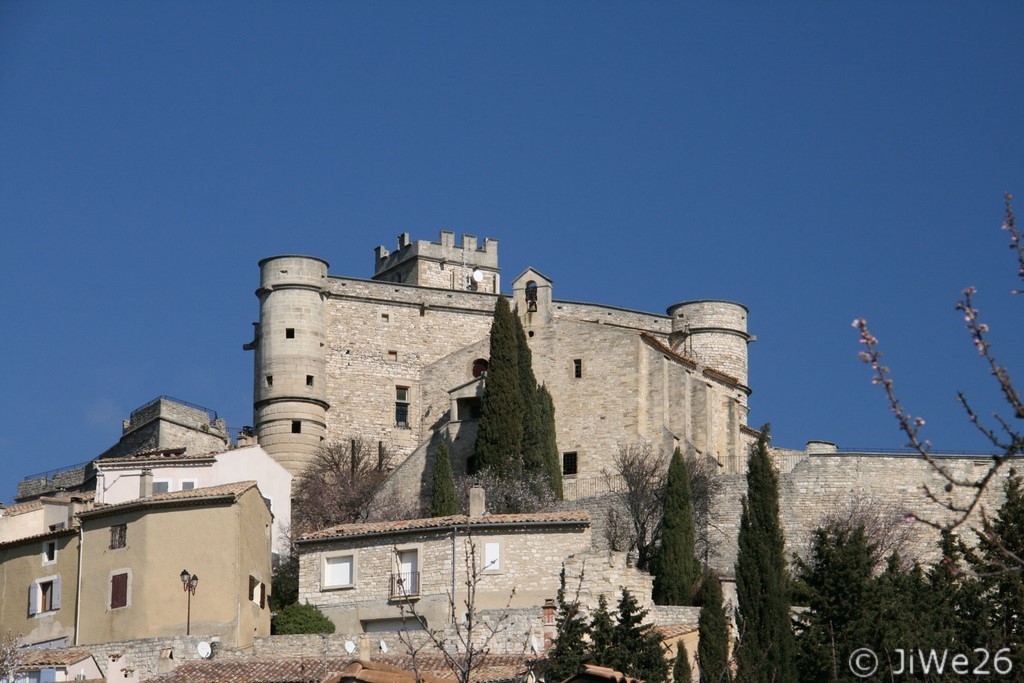 Le château vu du centre du village