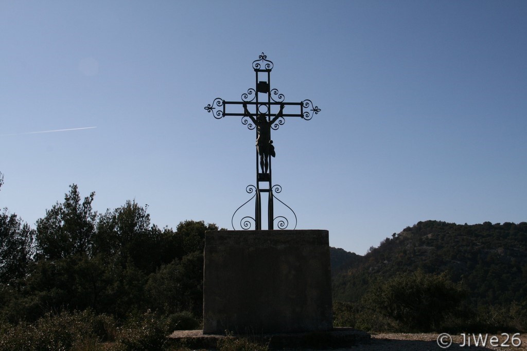 Jolie croix située en face de la chapelle Saint-Christophe