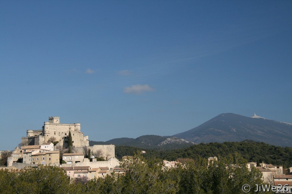 Le château et le Mont Ventoux vus depuis la chapelle