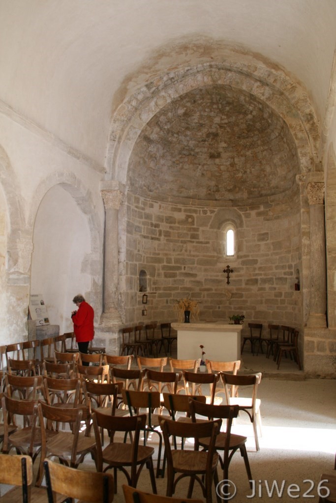 Le Pègue_Vue intérieure de la chapelle avec abside semi-circulaire et nef à une travée