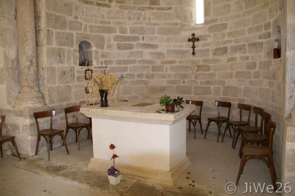 Le Pègue_L'autel en pierre au milieu de l'abside. -  à gauche une colonne de style Pré-roman