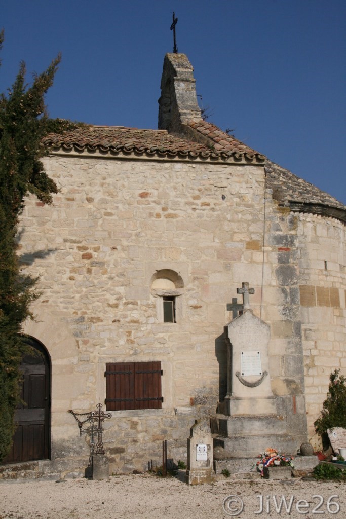 Le Pègue_Anciennes sépultures et monument aux morts à l'entrée de la chapelle