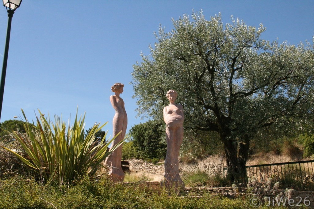 Mirabel-aux-Baronnies_Les Statues