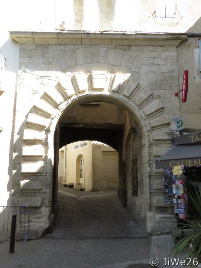 Portail à côté de l'Eglise donnant sur la rue de la République