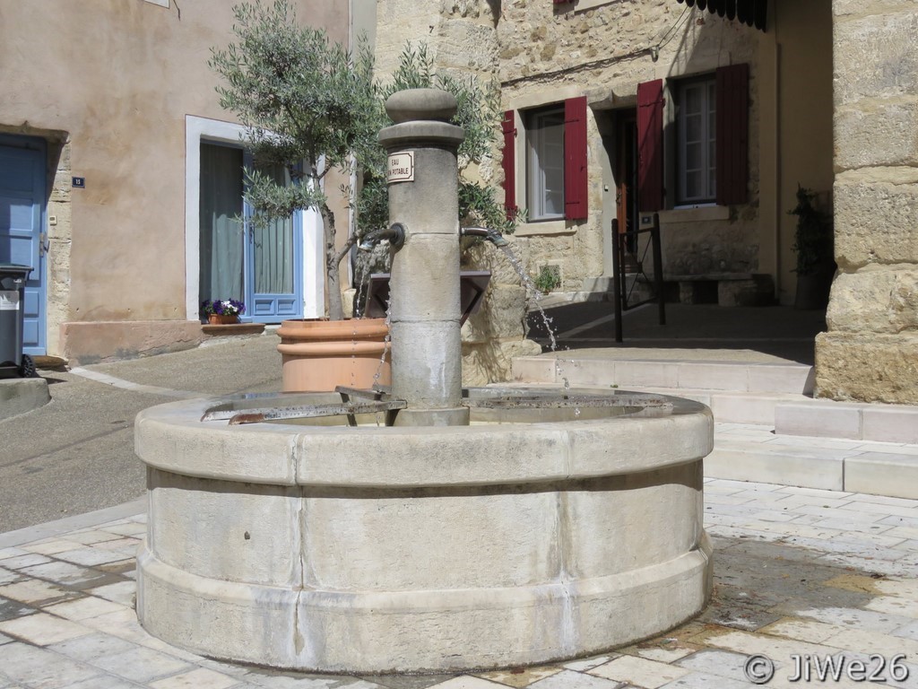 Fontaine place de la Liberté construite sur une placette lorsqu'un captage de ND d'Aubune est mis en service en 1939